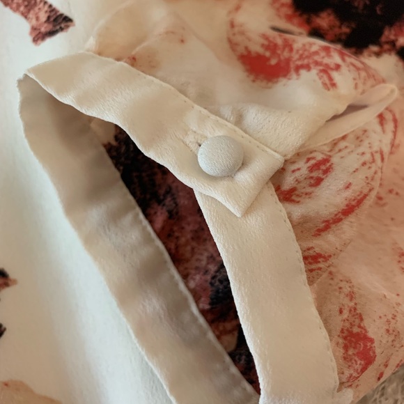 Chico’s, size 1 (8-10). Lovely top, ivory background, twist accent at neck. - Picture 5 of 9